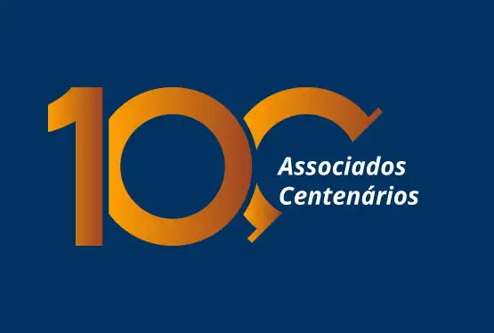 fundo azul escuro com letras douradas escrito Associados Centenários 100