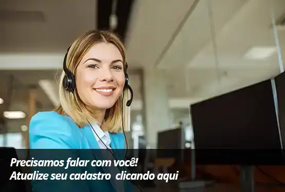 Figura de uma moça com blazer azul e fone de atendimento
