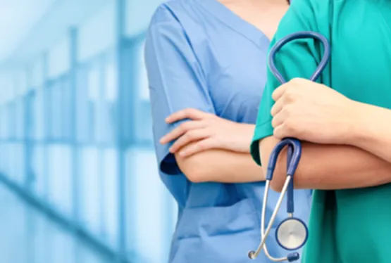 Foto de médicos com o texto Comunicado Importante 