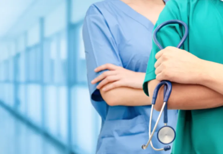 Foto de médicos com o texto Comunicado Importante