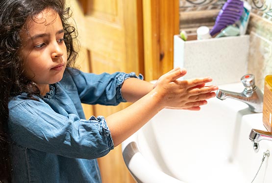 Criança lavando as mãos 