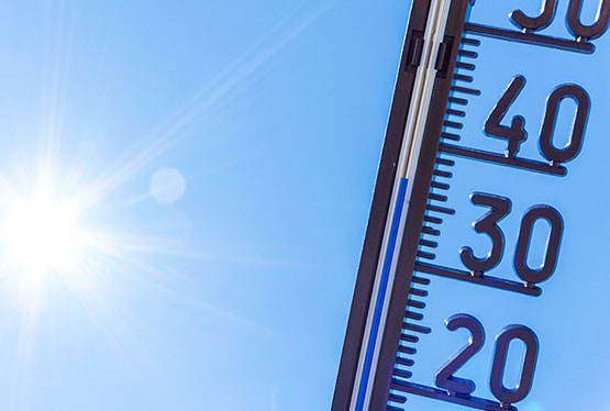 Céu e termômetro indicando calor excessivo 