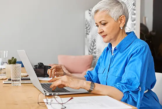 Mulher digiranto o recadastramento do Gzero no computador 