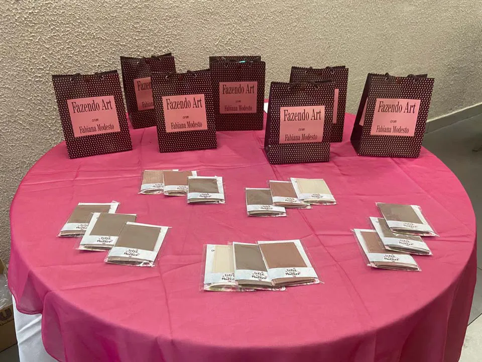 Mulheres reunidas em comemoração ao seu dia