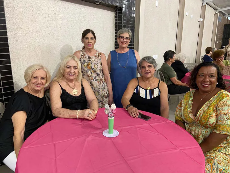 Mulheres reunidas em comemoração ao seu dia