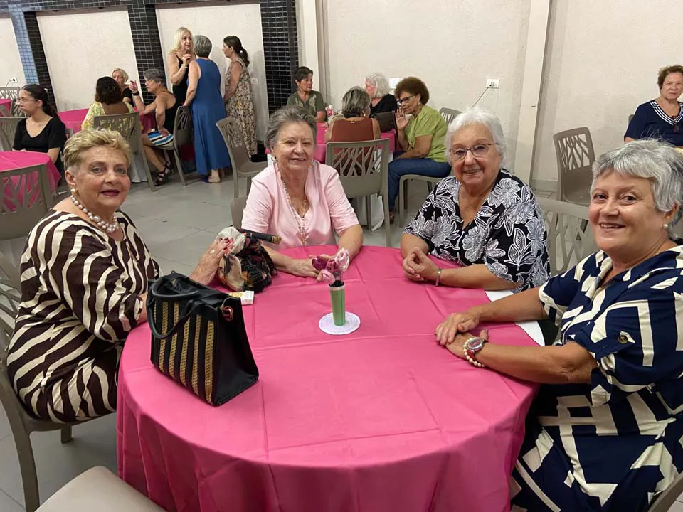 Mulheres reunidas em comemoração ao seu dia
