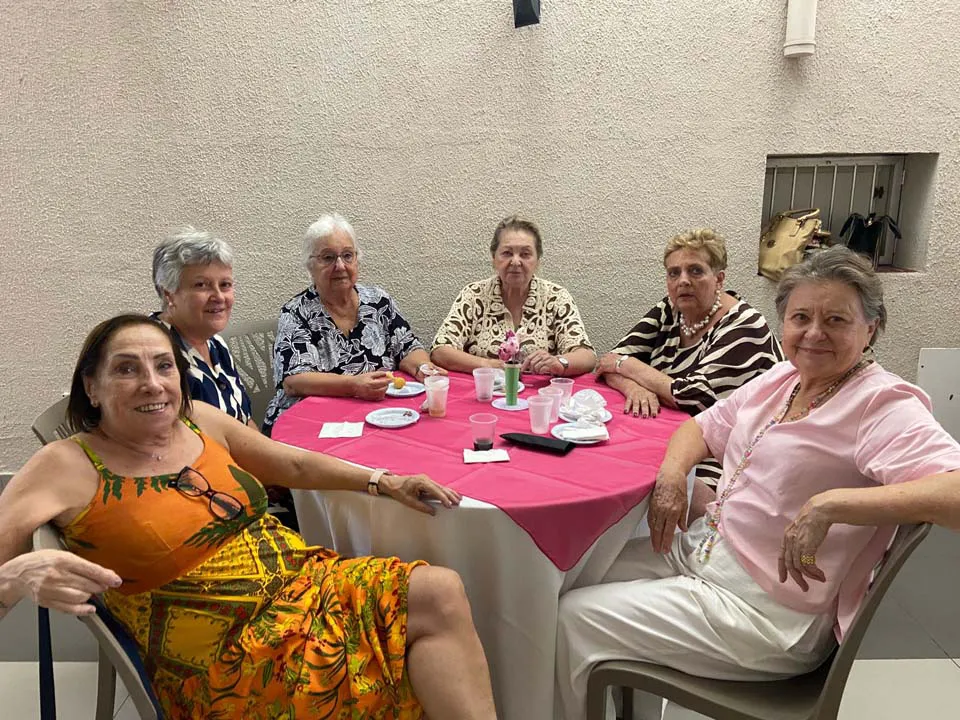 Mulheres reunidas em comemoração ao seu dia