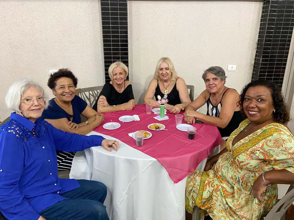 Mulheres reunidas em comemoração ao seu dia