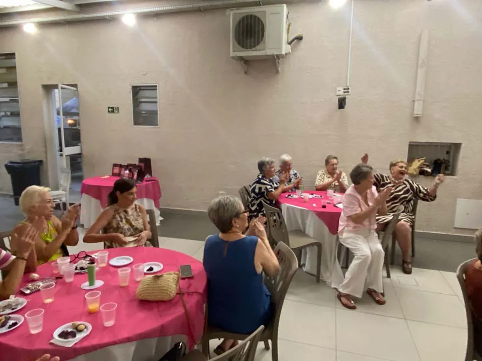 Mulheres reunidas em comemoração ao seu dia
