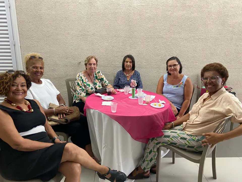 Mulheres reunidas em comemoração ao seu dia