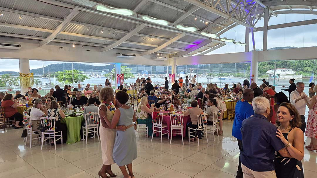 Associados se divertindo na festa