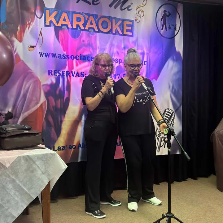 Mulheres reunidas para comemorar o seu dia