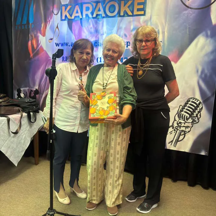 Mulheres reunidas para comemorar o seu dia