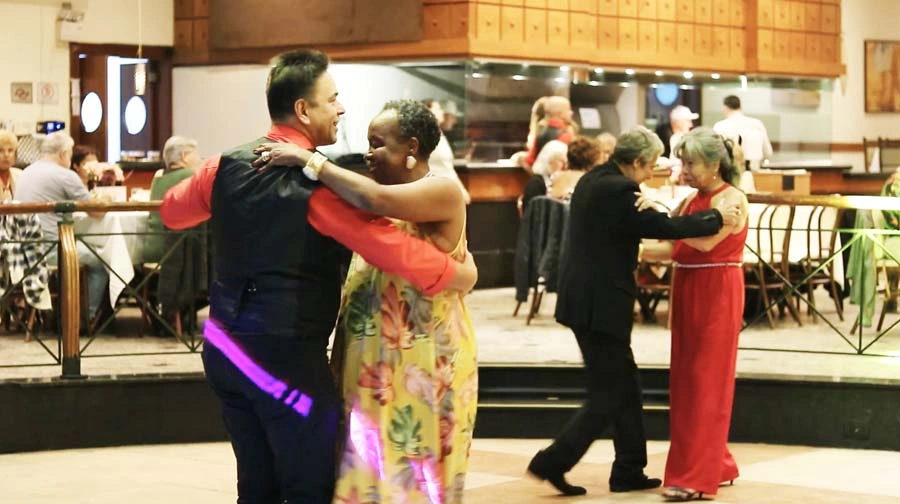 Associados animados dançando na pista de danças