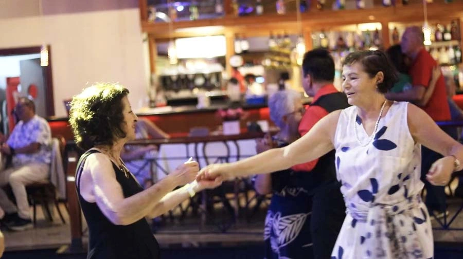 Associados animados dançando na pista de danças