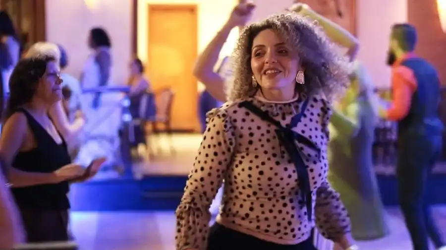 Associados animados dançando na pista de danças