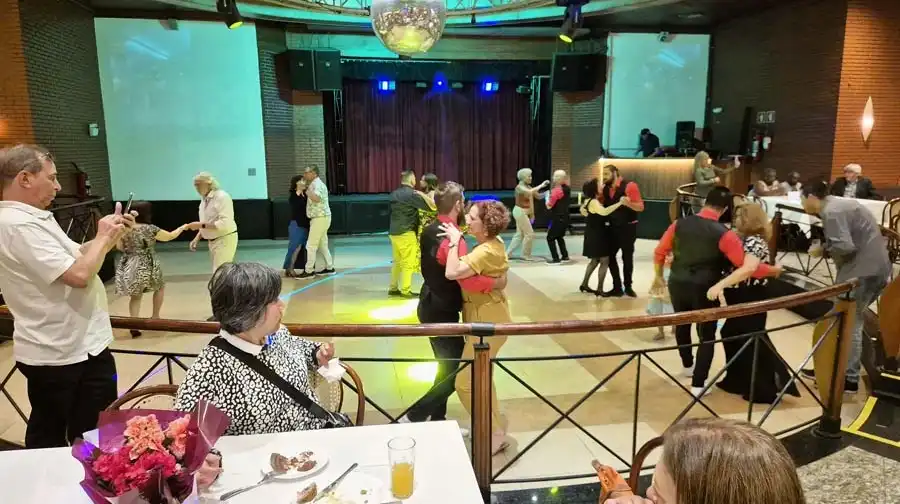 Associados animados dançando na pista de danças