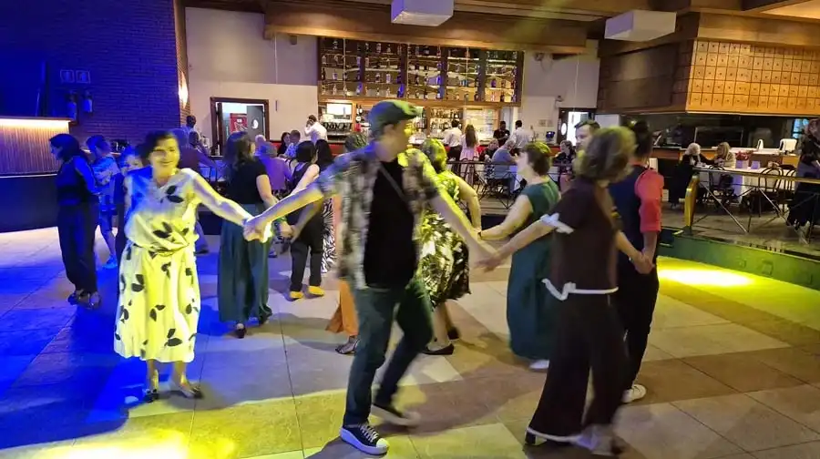 Associados animados dançando na pista de danças