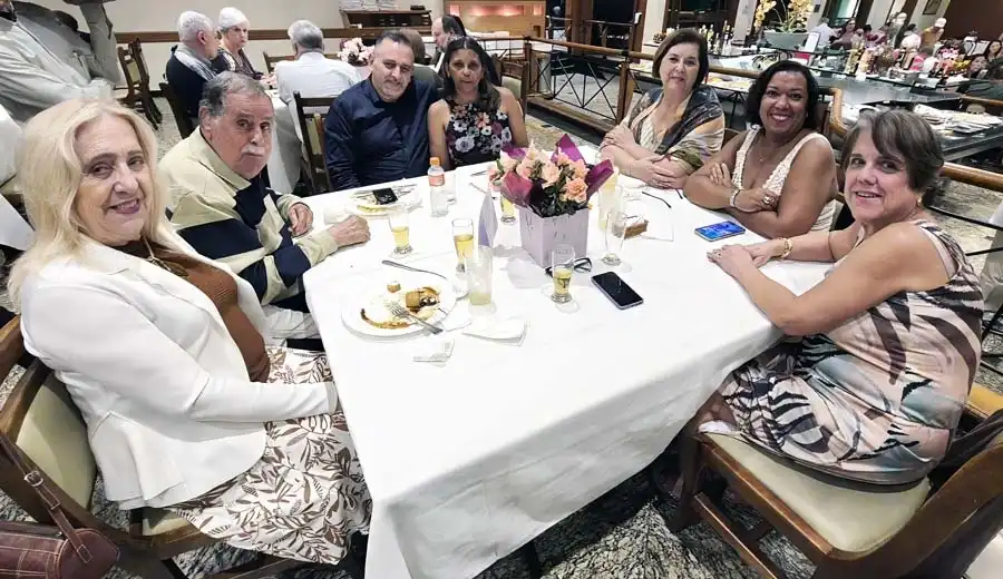 Associados animados dançando na pista de danças