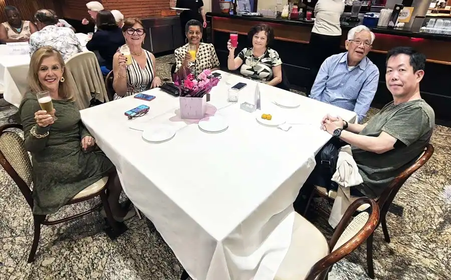 Associados animados dançando na pista de danças
