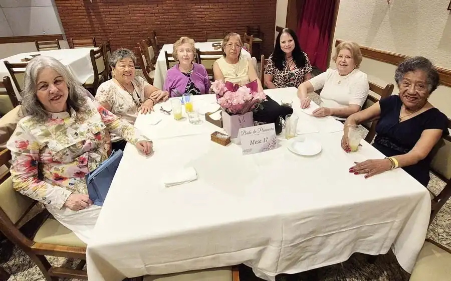 Associados animados dançando na pista de danças