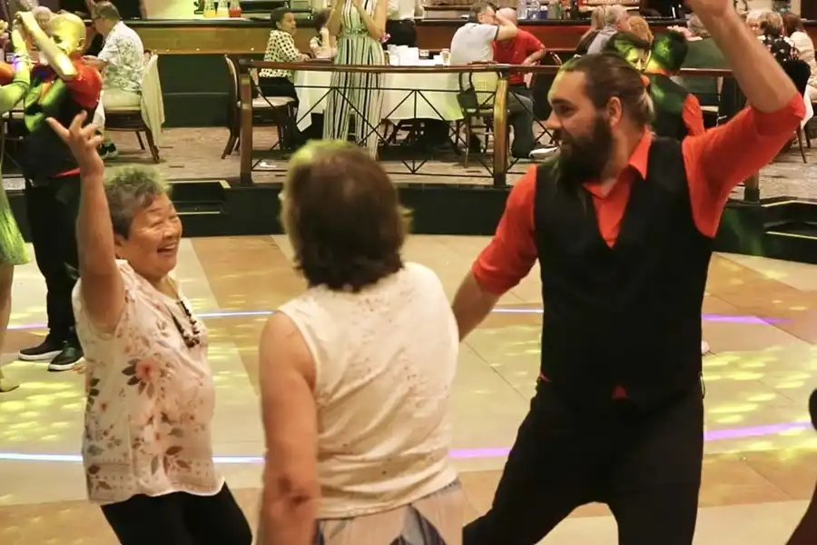 Associados animados dançando na pista de danças