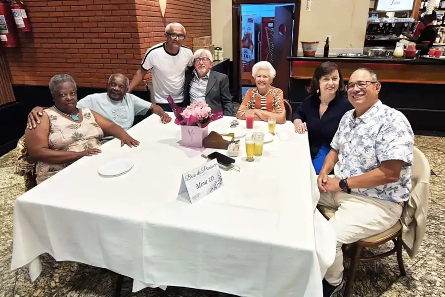 Associados animados dançando na pista de danças