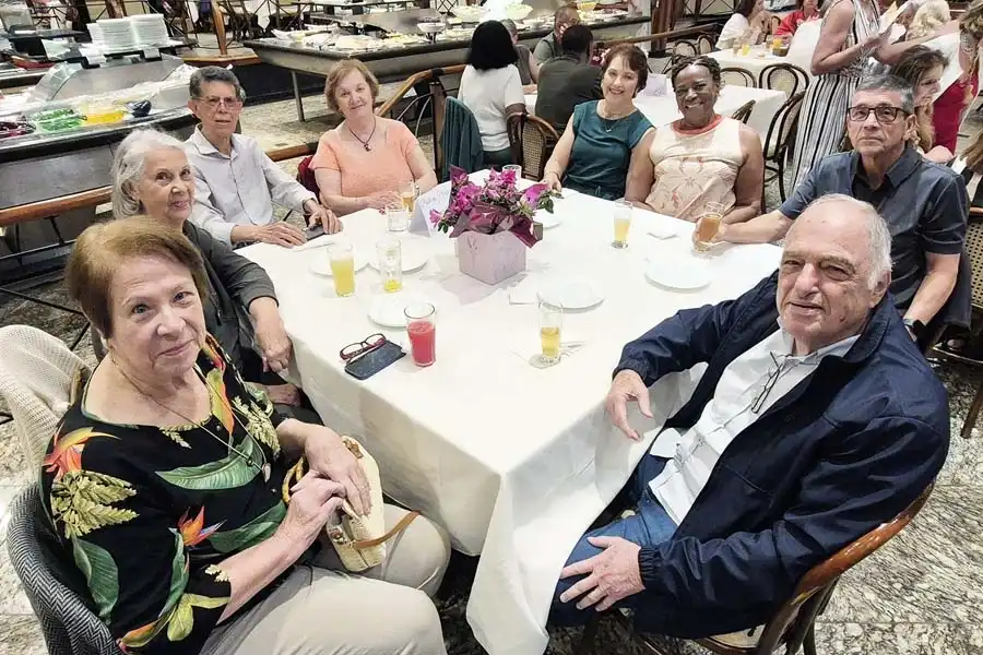 Associados animados dançando na pista de danças