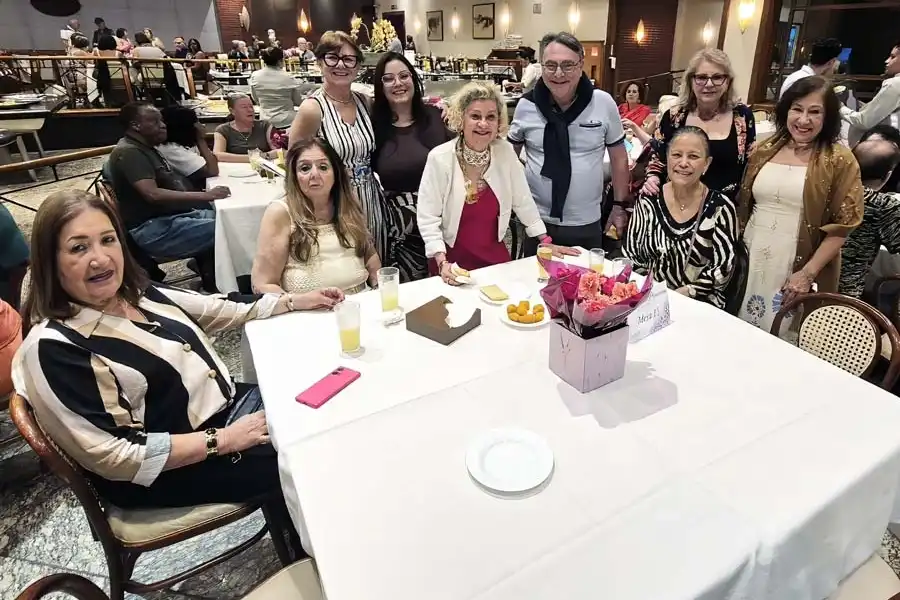 Associados animados dançando na pista de danças