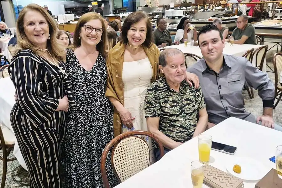Associados animados dançando na pista de danças