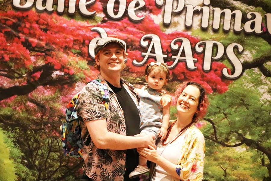 Associados animados dançando na pista de danças