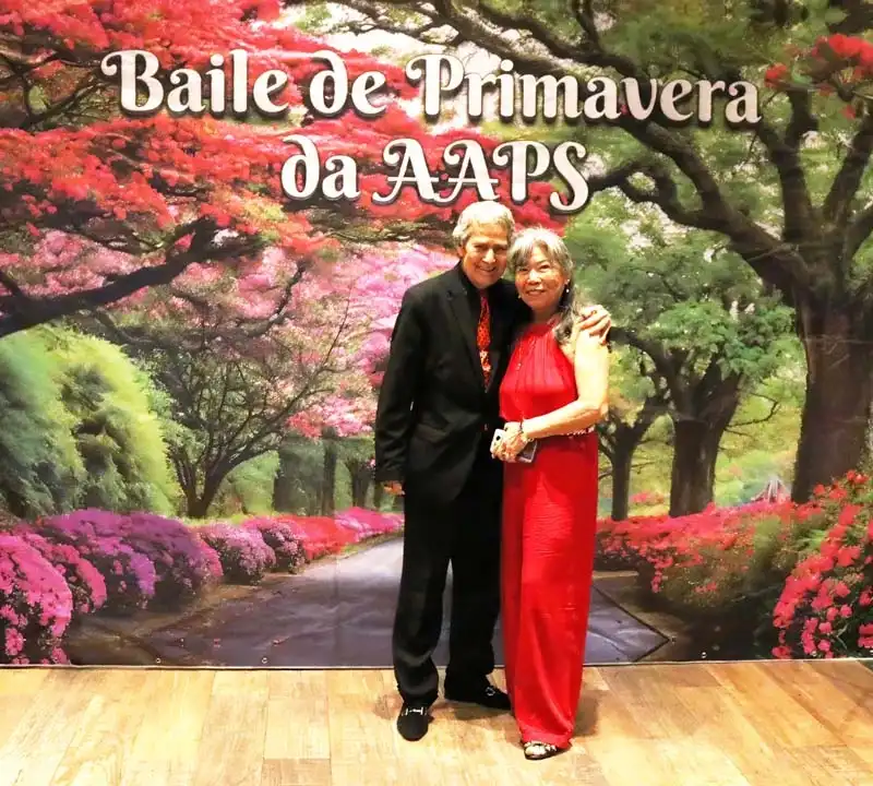 Associados animados dançando na pista de danças