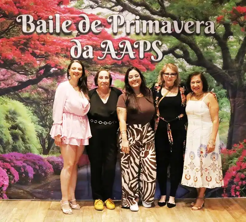 Associados animados dançando na pista de danças