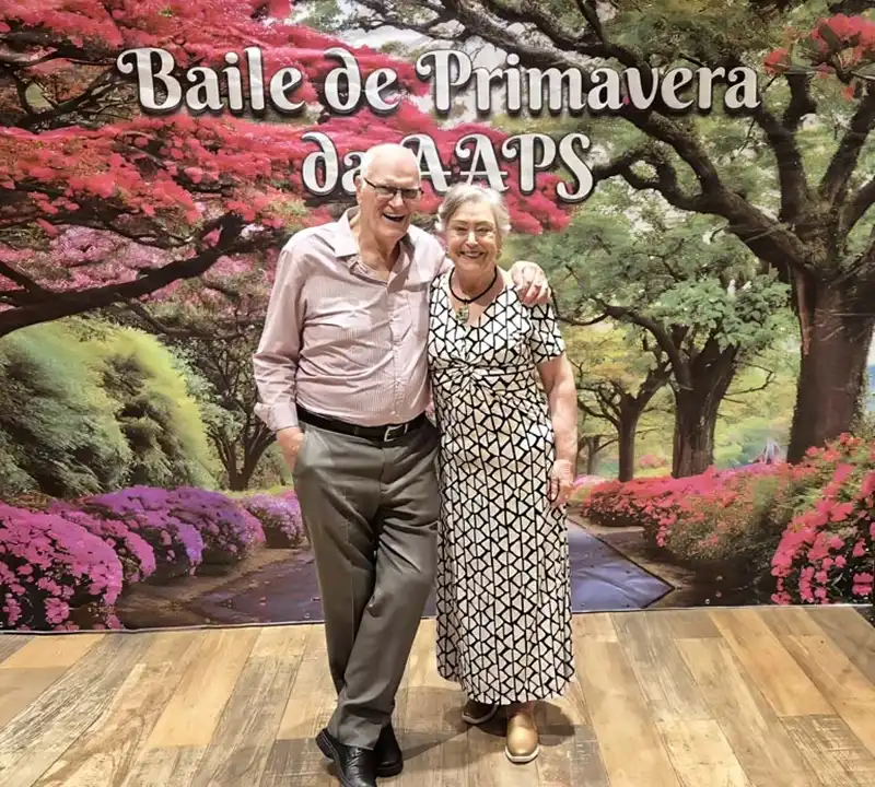 Associados animados dançando na pista de danças