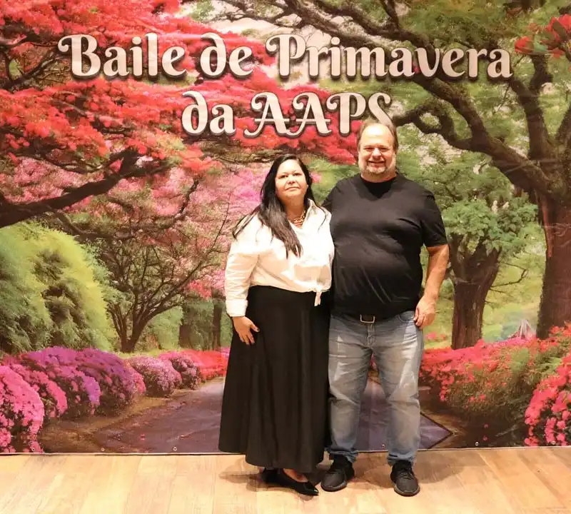 Associados animados dançando na pista de danças