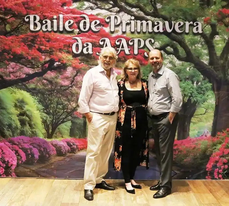 Associados animados dançando na pista de danças