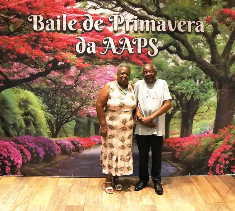 Associados animados dançando na pista de danças