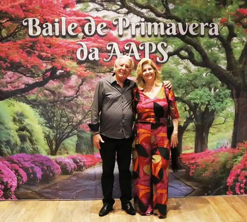 Associados animados dançando na pista de danças
