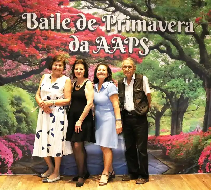 Associados animados dançando na pista de danças