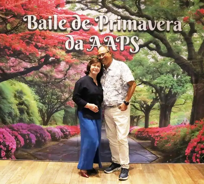 Associados animados dançando na pista de danças