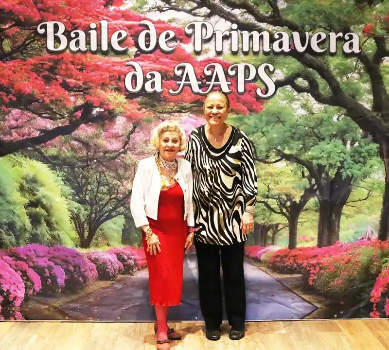 Associados animados dançando na pista de danças