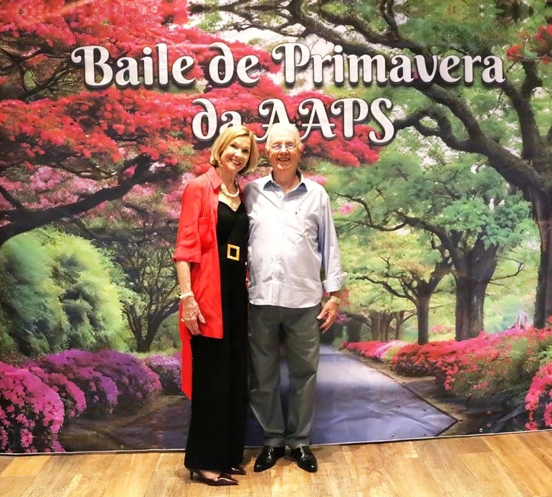 Associados animados dançando na pista de danças