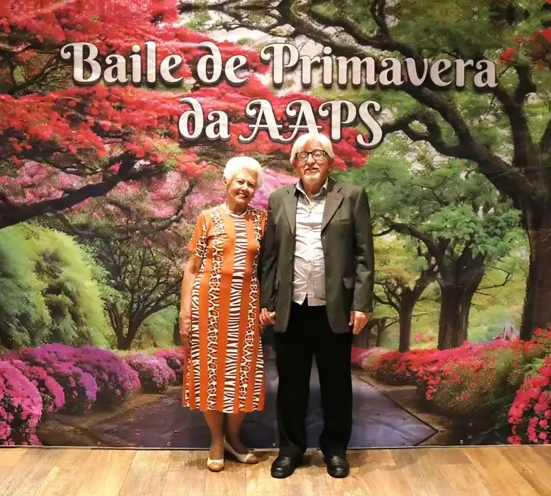 Associados animados dançando na pista de danças