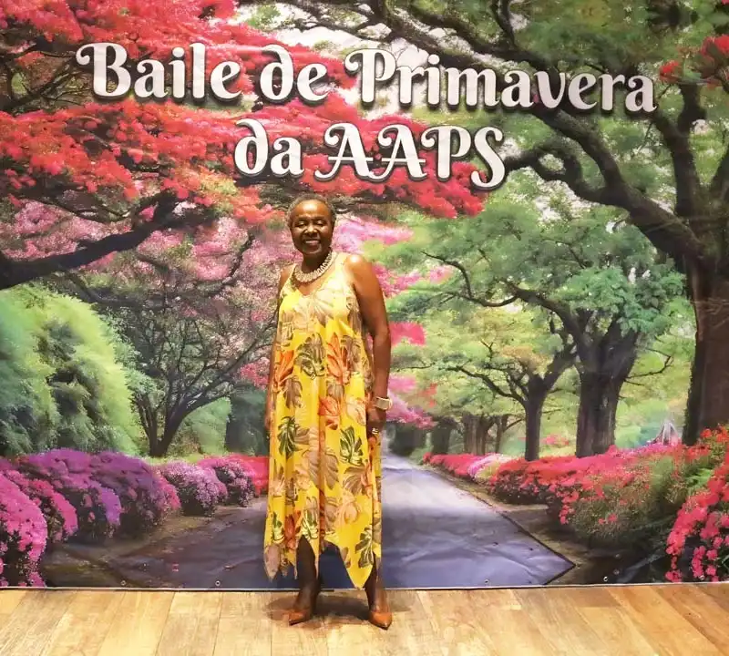 Associados animados dançando na pista de danças