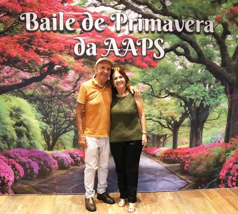 Associados animados dançando na pista de danças