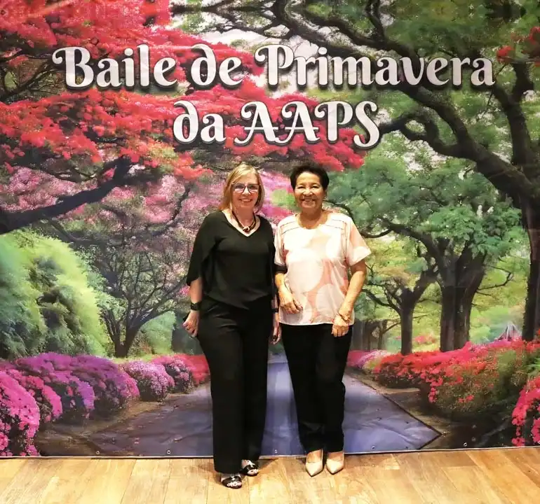 Associados animados dançando na pista de danças