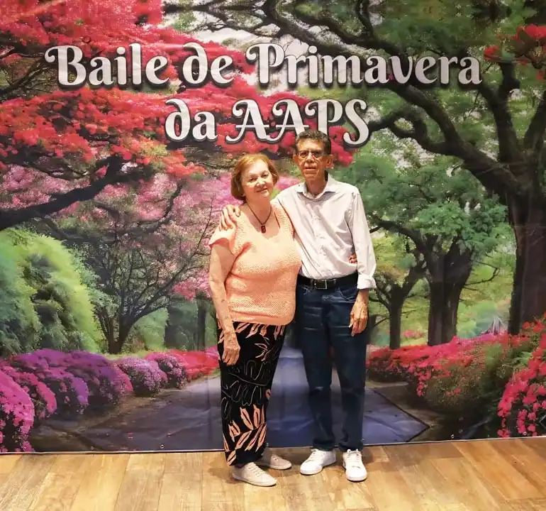 Associados animados dançando na pista de danças