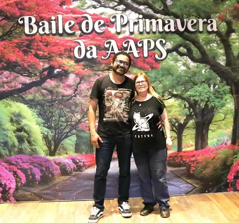 Associados animados dançando na pista de danças