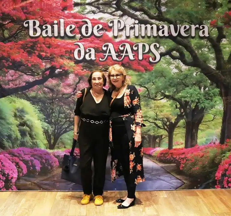 Associados animados dançando na pista de danças