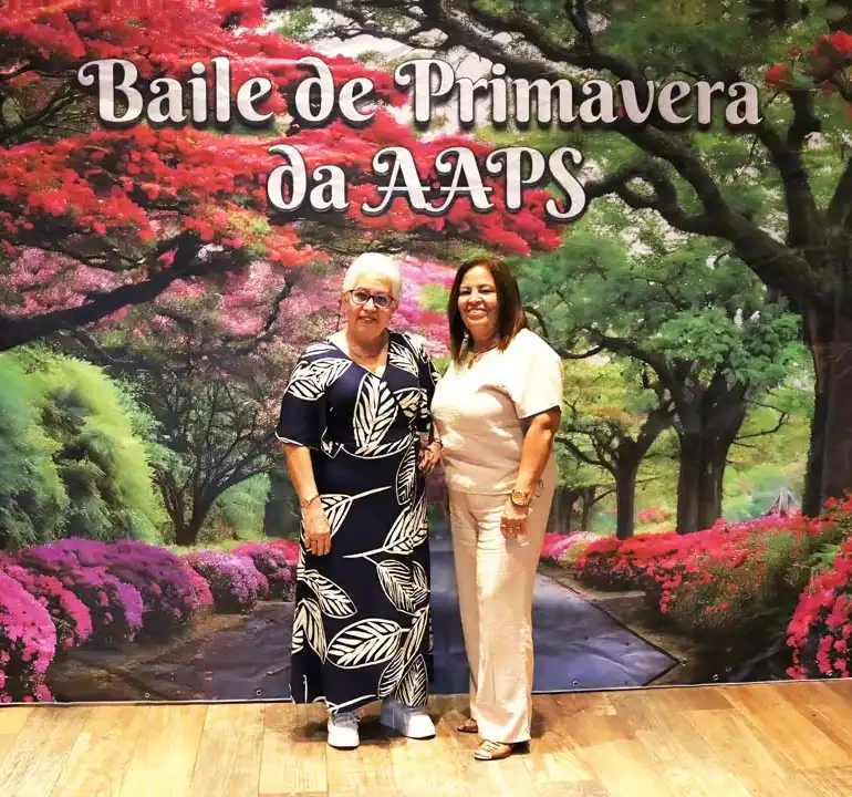 Associados animados dançando na pista de danças